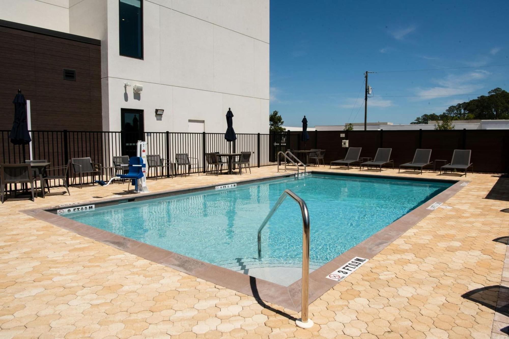 Courtyard By Marriott Lake City Exterior photo